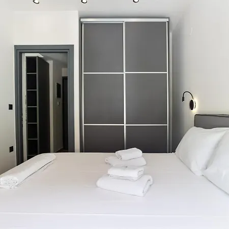 Apartment Downtown Stylish 2 *